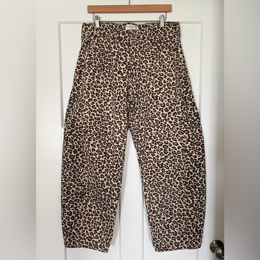 Abercrombie & Fitch Mid Rise Barrel Jean, Size 28